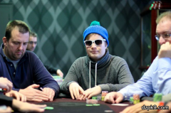 为什么应该在德州扑克决赛桌泡沫期激进