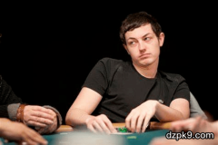 在NL10万的局慢打KK被Tom Dwan用54全收