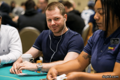 翻牌前弃掉KK的牌局