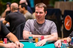 德州扑克牌局解析：冒险的河牌圈诈唬