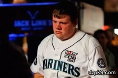 拿着AA被河杀出局！这个胖子遭遇WSOP史上最惨B