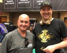 Kenneth Strauss在WSOP主赛上脱裤子