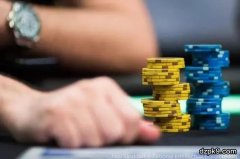 翻牌击中三条，过度慢玩被河牌绝杀