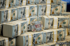 要怎么打好几千人的德州扑克比赛